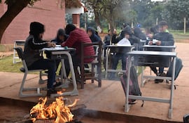 En la escuela y colegio República del Paraguay, de San Pedro, los chicos hacen fogatas para guarecerse del frío, ya que no tienen aulas. Eso sí: recibieron los cuestionados pupitres chinos.