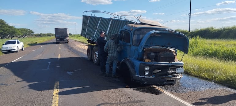 El camión de carga involucrado en el percance habría atropellado un bache ubicado en el lugar del suceso
