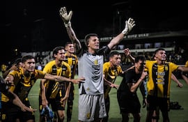 Gaspar Servio, celebra con sus compañeros tras un triunfo de Guaraní.