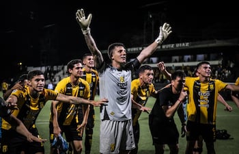 Gaspar Servio, celebra con sus compañeros tras un triunfo de Guaraní.