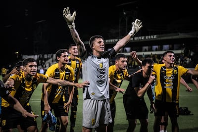 Gaspar Servio, celebra con sus compañeros tras un triunfo de Guaraní.