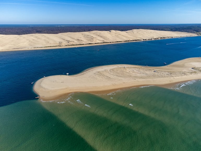 Vista aérea de la Duna de la duna de arena más alta de Pilat, situada en la zona de la bahía de Arcachon, Francia.