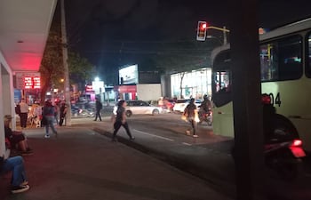 Continúan las reguladas: miles de personas deben aguardar por horas en paradas improvisadas