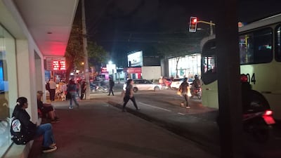 Continúan las reguladas: miles de personas deben aguardar por horas en paradas improvisadas
