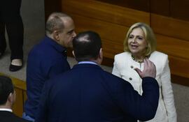 Alicia Pucheta, saludada por Basilio "Bachi" Núñez y Dionisio Amarilla, luego de su juramento.