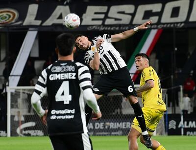 El volante Gumarelo Álvaro Campuzano sale a anticipar de cabeza ante la presencia del atacante recoletano Hugo Sandoval, mientras Néstor Giménez (4) observa la acción.