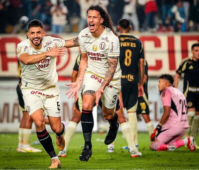 Williams Ismael Riveros Ibáñez (32 años), en la celebración de su gol para el Universitario de Deportes, líder del torneo peruano.