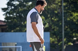 El técnico argentino Pablo Sánchez en el entrenamiento de Olimpia en el Centro de Alto Rendimiento del club en la Villa Olimpia, en Fernando de la Mora, Paraguay.