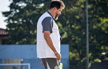 El técnico argentino Pablo Sánchez en el entrenamiento de Olimpia en el Centro de Alto Rendimiento del club en la Villa Olimpia, en Fernando de la Mora, Paraguay.