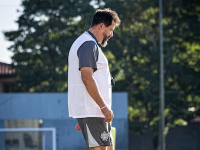 El técnico argentino Pablo Sánchez en el entrenamiento de Olimpia en el Centro de Alto Rendimiento del club en la Villa Olimpia, en Fernando de la Mora, Paraguay.