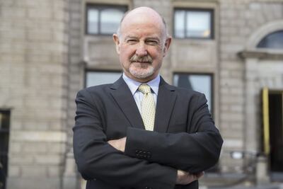 El neurobiólogo español Rafael Yuste, catedrático y director del Centro de Neurotecnología en la Universidad de Columbia, posa durante una con EFE en Madrid. Yuste afirma que el cerebro es "el santuario de la mente", donde residen la personalidad o la identidad de las personas, pero también es "la esquina negra de la medicina", el único órgano cuyo funcionamiento todavía no ha sido descifrado, aunque los últimos avances sitúan la neurociencia ante una "revolución".