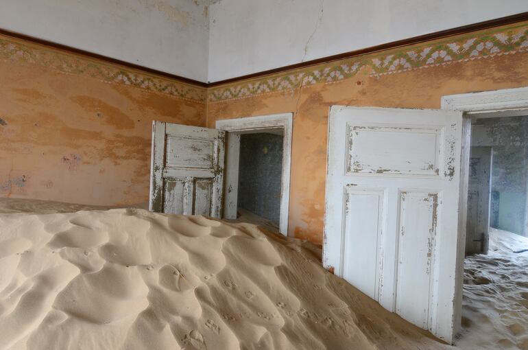 Interior de una casa en Kolmanskop, Namibia.