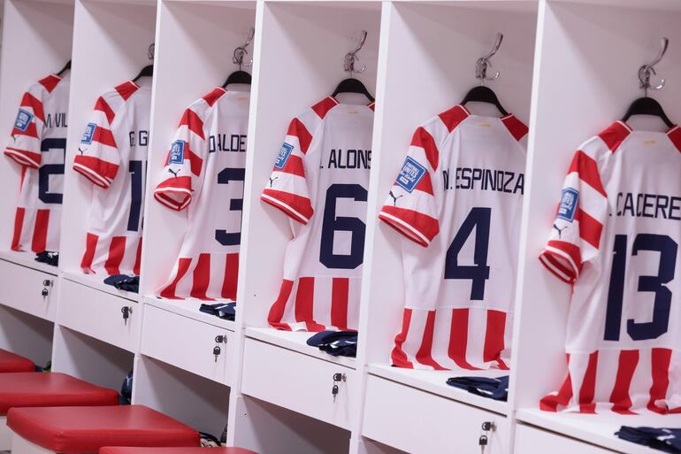 El vestuario de la selección paraguaya en el estadio Defensores del Chaco en la previa al partido frente a Colombia por las Eliminatorias Sudamericanas 2026.