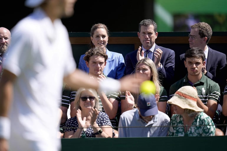 Kate Middleton y el exjugador de tenis británico Tim Henman (arriba, al centro) observando el partido entre el británico Arthur Fery y el finlandés Otto Virtanen. (Andrew Matthews / POOL / AFP)