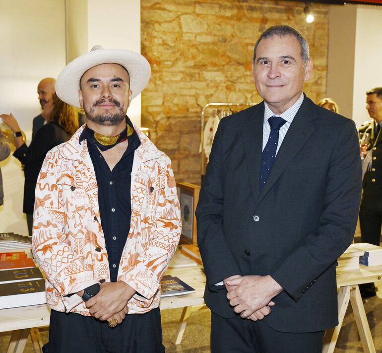 Christian Padilla junto con Juan Manuel Corzo, embajador de Colombia.