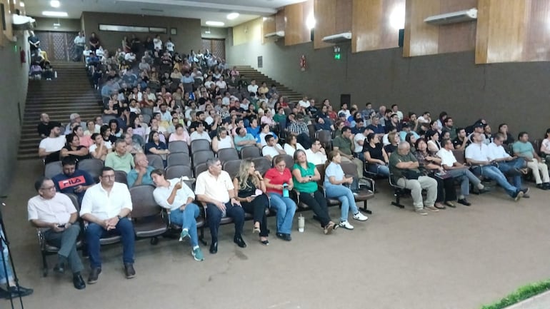 Docentes universitarios de la Universidad Nacional de Asunción (UNA) resolvieron en asamblea realizar un paro de actividades.