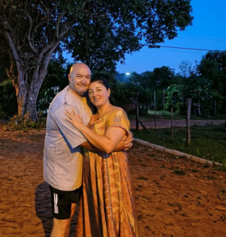 Larry de Clay y su esposa, Rosa Speratti, posando en un barrio de Capiatá.
