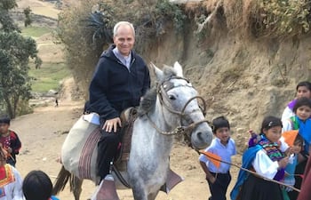 Robert Prevost subido a una mula en Perú antes de convertirse en el papa León XIV