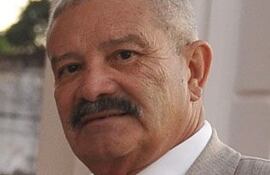 El escritor Augusto Casola, presidente del PEN Club del Paraguay, deploró la medida.