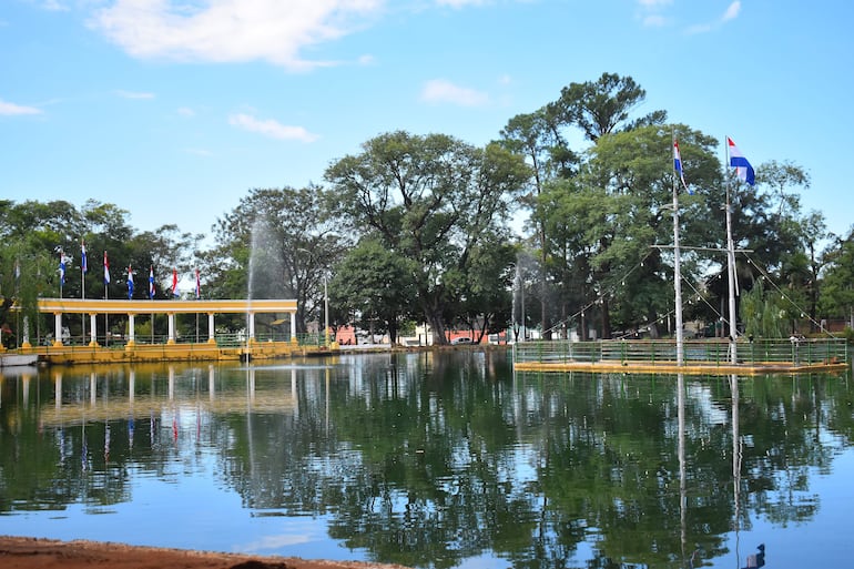 La laguna Ykua Pyta en el Parque Manuel Ortiz Guerrero.