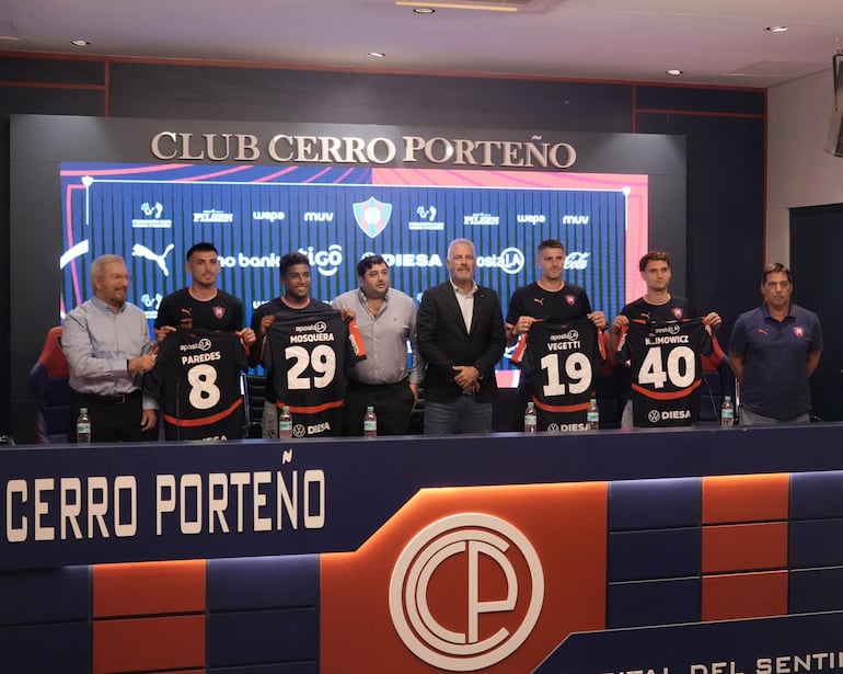 Las autoridades de Cerro Porteño junto a las nuevas incorporaciones Cristhian Paredes (8), Harold Santiago Mosquera (29), Pablo Vegetti (19) y Mateo Klimowicz (40), cuando estos fueron anunciados oficialmente.