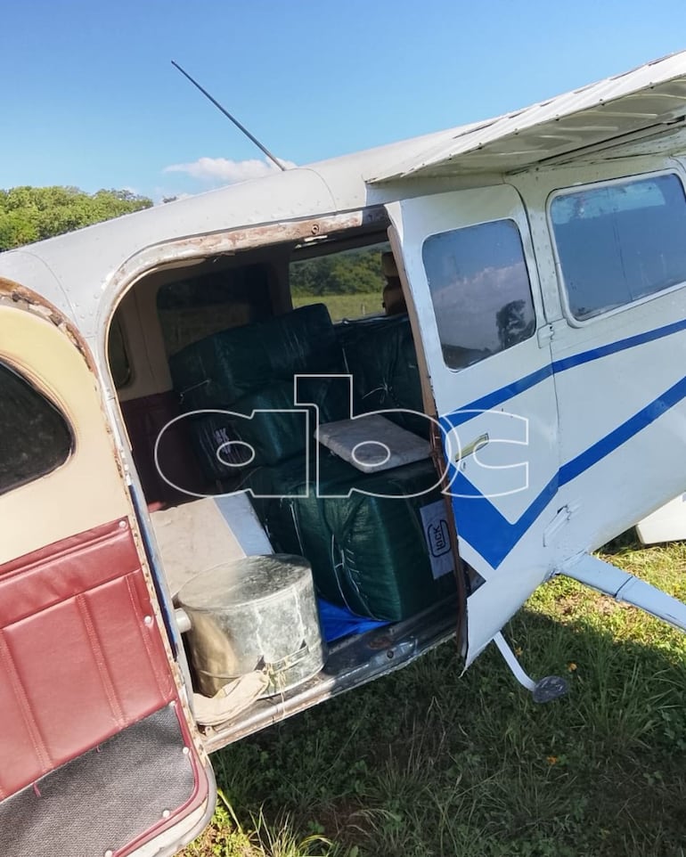 El avión Cessna 172, con matrícula boliviana CP-298, fue repelida por un avión de la Fuerza Aérea Paraguaya (FAP) y terminó bajando en una estancia de Brasil, a unos 23 kilómetros de la frontera con Paraguay.