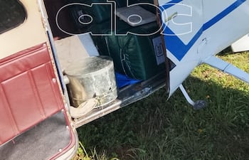 El avión Cessna 172, con matrícula boliviana CP-298, fue repelida por un avión de la Fuerza Aérea Paraguaya (FAP) y terminó bajando en una estancia de Brasil, a unos 23 kilómetros de la frontera con Paraguay.