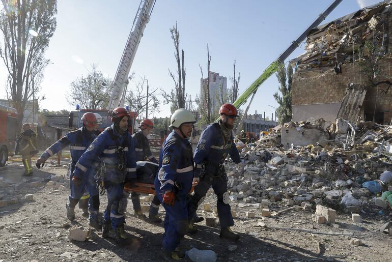 Rescatistas trasladan el cuerpo de una de las víctimas de un bombardeo ruso este jueves en Kiev.