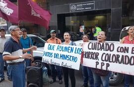 Manifestación del Partido Paraguay Puahura frente al MEC.
