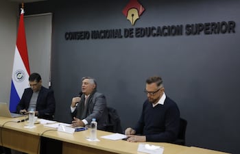 El ministro de Educación, Luis Ramírez, como presidente del Cones en una reunión con rectores del sector privado. A la derecha, Sergio Duarte, secretario general del Cones y rector de la Universidad Americana. A la izquierda, Sergio Weisensee, asesor jurídico del MEC.