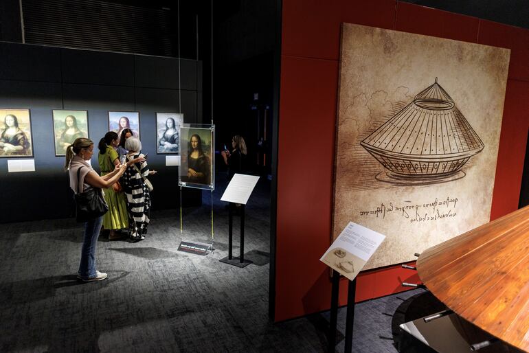 Exposición 'Leonardo da Vinci - 500 años de genio' en el Museo de Ciencia Phillip y Patricia Frost en Miami, Florida, EE. UU., el 30 de octubre de 2025.