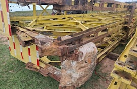 Pobladores cuestionan que el Ministerio de Obras Públicas y Comunicaciones (MOPC) haya enviado una estructura metálica con visibles señales de desgaste para ser instalada en el paso conocido como Zanjita.