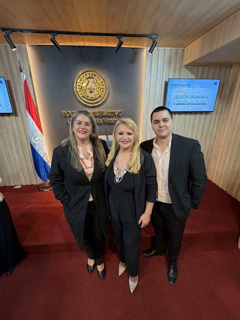 Adela Mercado estuvo acompañada de sus hijos Vanessa y Cristian Fernández Mercado en tan importante ocasión. (Gentileza)