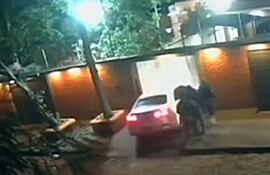 Los criminales tumban el portón con la camioneta para entrar al patio, luego abren la puerta a patada e ingresan a la residencia. El propietario no puede llamar a la Policía porqué los intrusos usan inhibidores de señales.