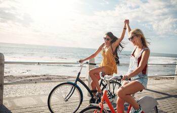 Concepto de hacer amigos durante un viaje.