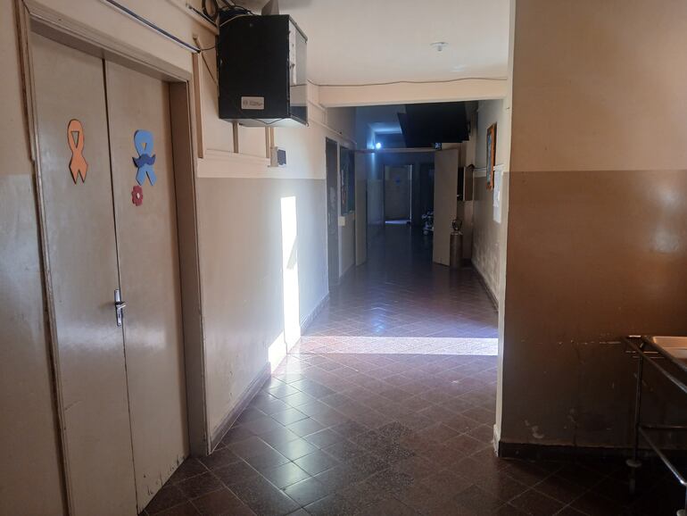 Así se encontraba esta mañana pasada las 7:00 uno de los pasillos del Hospital Regional de Fuerte Olimpo.