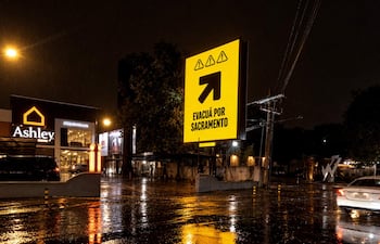 Ante lluvias intensas, pantallas digitales de Amplify interrumpen su contenido habitual para advertir sobre zonas de riesgo.