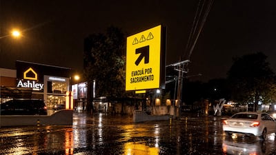 Ante lluvias intensas, pantallas digitales de Amplify interrumpen su contenido habitual para advertir sobre zonas de riesgo.