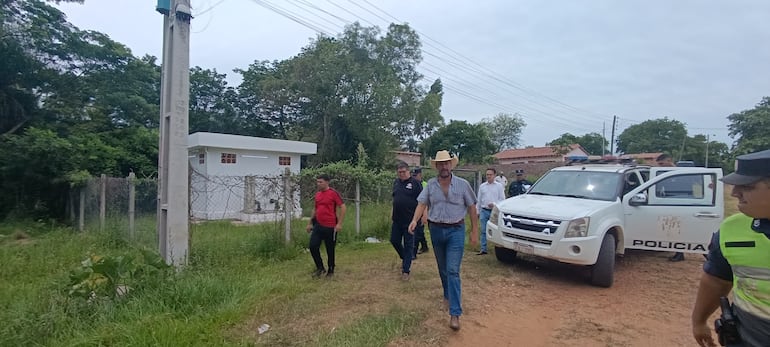 El denunciante Sergio Daniel Salinas Gómez (con sombrero) acompañó el operativo fiscal-policial.