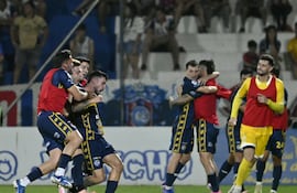 Agustín da Silveira sale a festejar a lo grande con sus compañeros el gol del triunfo de Trinidense sobre Cerro Porteño en Itauguá.