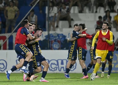 Agustín da Silveira sale a festejar a lo grande con sus compañeros el gol del triunfo de Trinidense sobre Cerro Porteño en Itauguá.