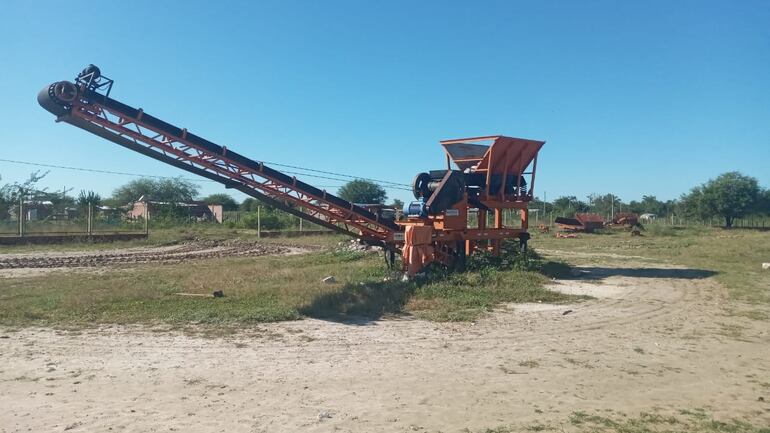 Esta máquina trituradora se encuentra abandonada en el taller de la gobernación en Puerto Casado.
