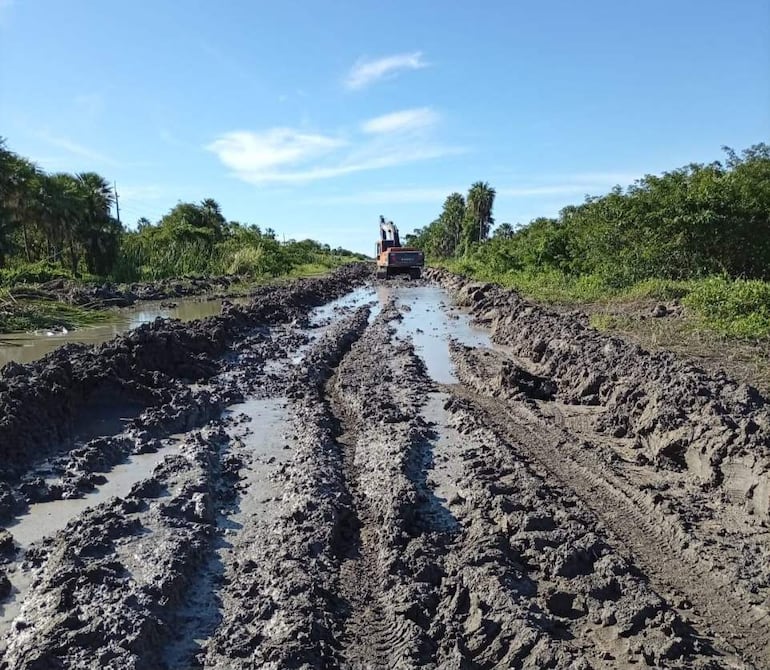 Reparaciòn de camino zona de Fuerte Olimpo