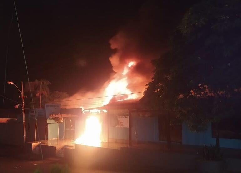 El local comercial está pegado a viviendas, lo que generó susto.