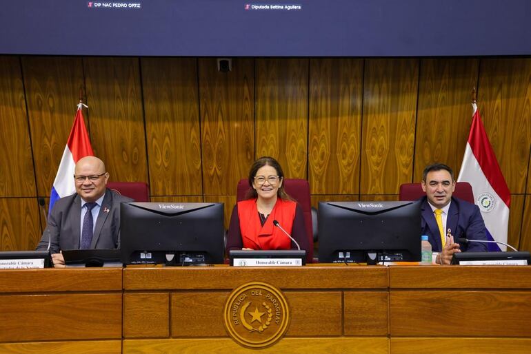 El ministro del MEF Óscar Lovera junto a la  presidenta de la CBP, la diputada Crisitina Villalba y el director de la CBP, Ramón Duette.