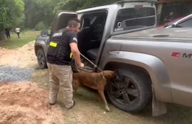 Rocky guía a uno de los oficiales hacia el tanque de combustible de la camioneta, donde estaba la mayor carga de crack y pasta base.