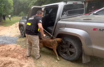 Rocky guía a uno de los oficiales hacia el tanque de combustible de la camioneta, donde estaba la mayor carga de crack y pasta base.