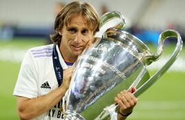 Luka Modric (39 años) con la “orejona”, un trofeo que la ganó en seis ocasiones con el Real Madrid.
