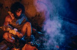 Hombre de las cavernas haciendo fuego, imagen ilustrativa.