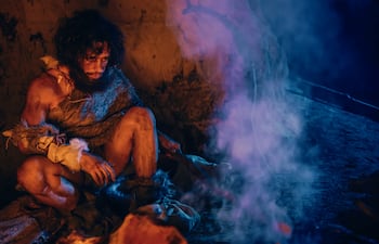 Hombre de las cavernas haciendo fuego, imagen ilustrativa.